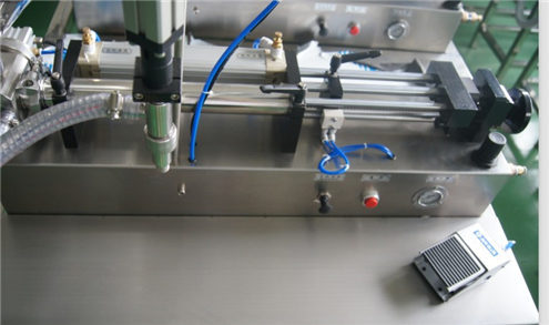Màquina de omplir líquid horitzontal equipament de farciment de líquids semiautomàtics totalment pneumàtic per xampú1